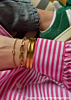 Influencer draagt gouden armparty