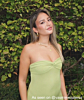 Influencer met gouden sieraden look