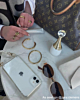 Influencer met gouden sieraden
