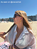 Influencer met gouden sieraden