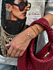 Influencer met gouden armparty
