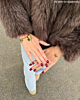 Influencer draagt gouden armbanden 