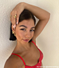 influencer met gouden sieraden