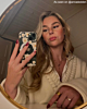 influencer draagt gouden sieraden