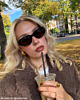 Influencer draagt gouden sieraden