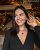 Influencer draagt gouden sieraden 