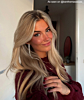 influencer draagt gouden sieraden