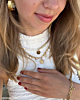 Influencer met gouden sieraden