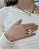 Influencer draagt gouden sieraden