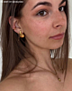 Influencer draagt gouden ear cuff 