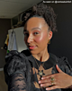 Influencer draagt gouden zon ketting