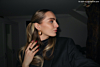 Influencer draagt gouden oorbellen