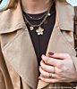 Influencer draagt bedelketting met bloemen