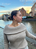 Influencer draagt gouden oorbellen