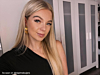 Influencer draagt gouden hartjes oorbellen