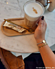 Influencer draagt gouden tennis armband