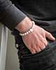 Het model draagt de mannen armband met wit marmer