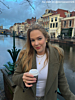 influencer draagt gouden sieraden
