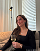 influencer met zilveren oorbellen