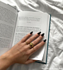 Influencer draagt drie finaste ringen