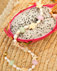 parelketting met pastel bedeltjes op stuk fruit