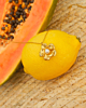 gouden bloemetjes ketting op citroen