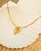 gouden ketting met hartje op witte schelp