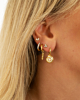 gouden oorbellen combinatie