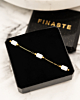 gouden armband met witte kraaltjes in sieradendoosje 
