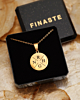 ketting met 4 letters in sieradendoosje