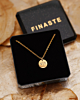 gouden ketting met 2 letters in sieradendoosje