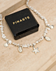 ketting met witte steentjes en zilveren beach bedels