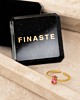 gouden ring met donkerroze steen en sieradendoosje
