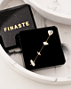 gouden armbandje met beige steentjes in sieradendoosje