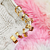 Gouden ear cuffs bij model