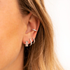 Earparty met verschillende zilveren oorringetjes in oor