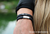 Influencer deelt mannen armbanden