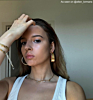 Influencer draagt statement oorbellen