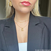 Influencer draagt gouden sieraden 