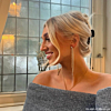 influencer draagt gouden sieraden