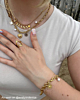 Gouden sieraden bij influencer