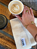 Influencer draagt gouden statement ring 