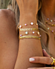 Gouden armparty met kleurrijke bedels