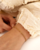 gouden schakelarmbandje met twist