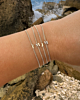 meerdere mini initial armbandjes in zilver gecombineerd