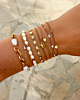 Gouden armparty met parels