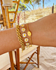 gouden armbanden combinatie in de zomer