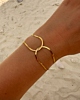 gouden linked chain armband met het strand op de achtergrond
