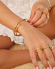 gouden bangles gecombineerd met gouden ringen