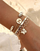 zilveren armbanden combinatie op het strand